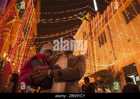 (151225) -- CALCUTTA, 25 dicembre 2015 -- un cristiano indiano e sua figlia lasciano il St. James Church dopo aver partecipato a una preghiera di massa per Natale a Calcutta, capitale dello stato indiano orientale del Bengala Occidentale, nelle ore piccole del 25 dicembre 2015. Nonostante il fatto che in India i cristiani sono una minoranza, ma il Natale è celebrato con molta fanfara e zelo in tutto il paese. ) INDIA-CALCUTTA-NATALE-CELEBRAZIONE TumpaxMondal PUBLICATIONxNOTxINxCHN 151225 Calcutta DEC 25 2015 a Indian Christian Man e sua figlia lasciano la chiesa di San Giacomo dopo aver partecipato a una preghiera di messa per Natale i Foto Stock