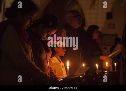 (151225) -- CALCUTTA, 25 dicembre 2015 -- i devoti cristiani indiani partecipano a una preghiera di massa a St. James Church la vigilia di Natale a Calcutta, capitale dello stato dell'India orientale, Bengala Occidentale, 24 dicembre 2015. Nonostante il fatto che in India i cristiani sono una minoranza, ma il Natale è celebrato con molta fanfara e zelo in tutto il paese. ) INDIA-CALCUTTA-NATALE-CELEBRAZIONE TumpaxMondal PUBLICATIONxNOTxINxCHN 151225 Calcutta DEC 25 2015 devoti cristiani indiani partecipano a una messa di preghiera PRESSO LA chiesa di St James LA vigilia di Natale a Calcutta capitale dello Stato indiano orientale del Bengala OCCIDENTALE DEC 24 2015 in nonostante Foto Stock