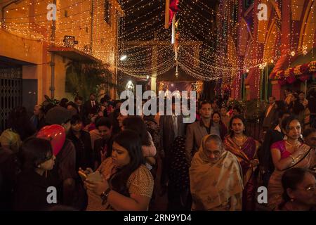 (151225) -- CALCUTTA, 25 dicembre 2015 -- i devoti cristiani indiani lasciano il St. Teresa Church dopo aver partecipato a una preghiera di massa per Natale a Calcutta, capitale dello stato indiano orientale del Bengala Occidentale, 25 dicembre 2015. Nonostante il fatto che in India i cristiani sono una minoranza, ma il Natale è celebrato con molta fanfara e zelo in tutto il paese. ) INDIA-CALCUTTA-NATALE-CELEBRAZIONE TumpaxMondal PUBLICATIONxNOTxINxCHN 151225 Calcutta DEC 25 2015 devoti cristiani indiani lasciano la chiesa di Santa Teresa dopo aver partecipato a una preghiera di messa per Natale a Calcutta capitale dello Stato indiano orientale WEST B. Foto Stock