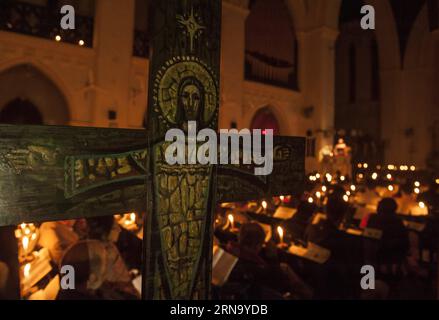 (151225) -- CALCUTTA, 25 dicembre 2015 -- i devoti cristiani indiani partecipano a una preghiera di massa a St. James Church la vigilia di Natale a Calcutta, capitale dello stato dell'India orientale, Bengala Occidentale, 24 dicembre 2015. Nonostante il fatto che in India i cristiani sono una minoranza, ma il Natale è celebrato con molta fanfara e zelo in tutto il paese. ) INDIA-CALCUTTA-NATALE-CELEBRAZIONE TumpaxMondal PUBLICATIONxNOTxINxCHN 151225 Calcutta DEC 25 2015 devoti cristiani indiani partecipano a una messa di preghiera PRESSO LA chiesa di St James LA vigilia di Natale a Calcutta capitale dello Stato indiano orientale del Bengala OCCIDENTALE DEC 24 2015 in nonostante Foto Stock