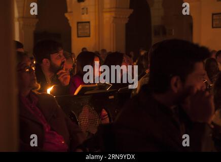 (151225) -- CALCUTTA, 25 dicembre 2015 -- i devoti cristiani indiani partecipano a una preghiera di massa a St. James Church la vigilia di Natale a Calcutta, capitale dello stato dell'India orientale, Bengala Occidentale, 24 dicembre 2015. Nonostante il fatto che in India i cristiani sono una minoranza, ma il Natale è celebrato con molta fanfara e zelo in tutto il paese. ) INDIA-CALCUTTA-NATALE-CELEBRAZIONE TumpaxMondal PUBLICATIONxNOTxINxCHN 151225 Calcutta DEC 25 2015 devoti cristiani indiani partecipano a una messa di preghiera PRESSO LA chiesa di St James LA vigilia di Natale a Calcutta capitale dello Stato indiano orientale del Bengala OCCIDENTALE DEC 24 2015 in nonostante Foto Stock