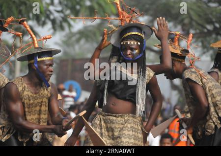 (151228) -- CALABAR (NIGERIA), 28 dicembre 2015 -- artisti ballano durante la parata del Carnevale di Calabar a Calabar, la capitale dello Stato di Cross River nel sud-est della Nigeria, 28 dicembre 2015. Il festival carnevalesco di Calabar, anche contrassegnato con il più grande party di strada dell'Africa , ha preso il via a Calabar il lunedì e decine di migliaia di residenti locali hanno assistito alla sfilata. Hanno partecipato all'evento artisti provenienti da Italia, Brasile, Spagna, Kenya e Zimbabwe. ) NIGERIA-CALABAR-CARNEVALE JiangxXintong PUBLICATIONxNOTxINxCHN 151228 Calabar Nigeria DEC 28 2015 artisti danzano durante la Parata del Carnevale di Calabar a Calabar il Foto Stock