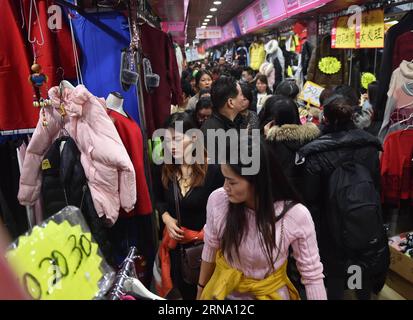 (151229) -- PECHINO, 29 dicembre 2015 -- i residenti si affrettano ad acquistare indumenti presso il negozio di abbigliamento commerciale Julong Foregin nell'area del mercato dello zoo nel distretto di Xicheng nel centro di Pechino, capitale della Cina, 29 dicembre 2015. La città dell'abbigliamento del commercio estero di Julong sarà chiusa il 31 dicembre, una mossa del governo di Pechino per trasferire gradualmente i mercati nella zona del mercato dello zoo nella vicina provincia di Hebei in modo da ridurre la congestione del traffico e la densità di popolazione nella capitale. La delocalizzazione libererà finalmente 300.000 metri quadrati e sposterà circa 30.000 lavoratori in periferie meno affollate. ) (lfj) C. Foto Stock