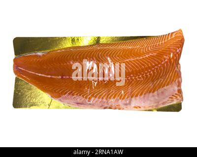 Pesce salmone confezionato sottovuoto isolato su sfondo bianco. Foto Stock