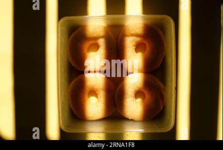 Ciambella semplice sulla scatola Foto Stock