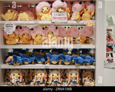 TOKYO, GIAPPONE - 30 agosto 2023: Giocattoli Soft Pokemon Pikachu nel Pokemon Center DX nella zona di Nihonbashi a Tokyo. Foto Stock