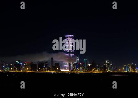 (160101) -- DUBAI, 1 gennaio 2016 -- i fuochi d'artificio esplodono come fuochi d'artificio dal vicino Address Downtown Hotel che ha preso fuoco ore prima, vicino al Burj Khalifa, la torre più alta del mondo a Dubai, gli Emirati Arabi Uniti, il 31 dicembre 2015. Il giovedì è scoppiato un incendio in un lussuoso hotel di Dubai, dove la gente si stava radunando nelle vicinanze per assistere allo spettacolo pirotecnico di Capodanno. UAE-DUBAI-CELEBRAZIONE DEL NUOVO ANNO ZhangxShumin PUBLICATIONxNOTxINxCHN 160101 Dubai 1 gennaio 2016 i fuochi d'artificio esplodono mentre il fumo si riversa dal vicino Address Downtown Hotel che ha preso fuoco ore prima vicino al Burj KH Foto Stock