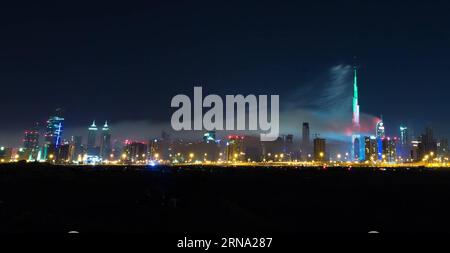 (160101) -- DUBAI, 1 gennaio 2016 -- i fuochi d'artificio esplodono come fuochi d'artificio dal vicino Address Downtown Hotel che ha preso fuoco ore prima, vicino al Burj Khalifa, la torre più alta del mondo a Dubai, gli Emirati Arabi Uniti, il 31 dicembre 2015. Il giovedì è scoppiato un incendio in un lussuoso hotel di Dubai, dove la gente si stava radunando nelle vicinanze per assistere allo spettacolo pirotecnico di Capodanno. UAE-DUBAI-CELEBRAZIONE DEL NUOVO ANNO ZhangxShumin PUBLICATIONxNOTxINxCHN 160101 Dubai 1 gennaio 2016 i fuochi d'artificio esplodono mentre il fumo si riversa dal vicino Address Downtown Hotel che ha preso fuoco ore prima vicino al Burj KH Foto Stock