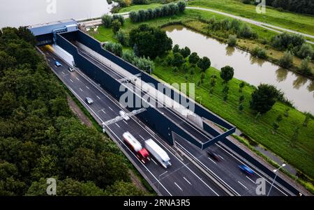 HEINENOORD - foto del drone dell'Heinenoordtunnel sulla A29. Il tunnel è stato riaperto dopo essere stato chiuso in entrambe le direzioni per manutenzione dal 7 agosto. ANP JEFFREY GROENEWEG netherlands Out - belgium Out Foto Stock