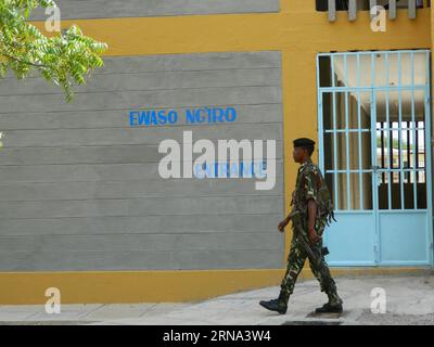 (160104) - GARISSA, 4 gennaio 2016 - un ufficiale di polizia armato passa davanti all'ostello degli studenti dove la maggior parte degli studenti è stata uccisa nell'aprile dello scorso anno dai militanti di al-Shabaab, all'università Garissa, Garissa, Kenya, il 4 gennaio, 2016. il Kenya S Garissa University College, che è stato attaccato dai terroristi nell'aprile dello scorso anno, ha riaperto lunedì, nove mesi dopo che i militanti di al-Shabaab hanno ucciso 148 persone, per lo più studenti. ) KENYA-GARISSA-UNIVERSITY ATTACK-REOPENING StephenxIngati PUBLICATIONxNOTxINxCHN 160104 Garissa Jan 4 2016 a Armed Police Officer passa davanti all'Ostello degli studenti dove la maggior parte del St Foto Stock