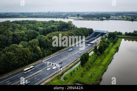 HEINENOORD - foto del drone dell'Heinenoordtunnel sulla A29. Il tunnel è stato riaperto dopo essere stato chiuso in entrambe le direzioni per manutenzione dal 7 agosto. ANP JEFFREY GROENEWEG netherlands Out - belgium Out Foto Stock