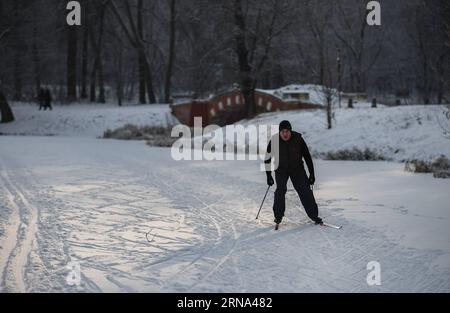 (160105) -- MOSCA, 5 gennaio 2016 -- Un uomo sci sul lago di Kuzminki Park a Mosca, Russia, il 5 gennaio 2016. Le temperature sono scese a circa meno 20 gradi Celsius durante le festività di Capodanno. ) RUSSIA-MOSCA-INVERNO-TEMPO DaixTianfang PUBLICATIONxNOTxINxCHN 160105 Mosca Jan 5 2016 un uomo sci SUL Lago del Parco Kuzminki a Mosca Russia IL 5 gennaio 2016 le temperature sono scese a circa meno 20 gradi Celsius durante il periodo delle vacanze di Capodanno Russia Mosca Meteo invernale DaixTianfang PUBLICATIONxNOTxINxCHN Foto Stock