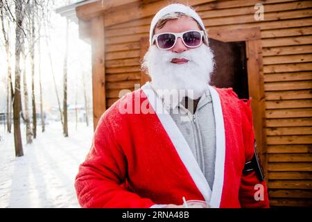 (160105) -- MOSCA, 5 gennaio 2016 -- Un uomo vestito da Babbo Natale posa per una foto nel Parco Kuzminki durante la corsa invernale, Ded Moroz! A Mosca, capitale della Russia, il 5 gennaio 2015. Corsa invernale annuale, Ded Moroz! Iniziato per la terza volta nel Parco Kuzminki di Mosca con 200 partecipanti qui il martedì. ) RUSSIA-MOSCA-WINTER CROSS EvgenyxSinitsyn PUBLICATIONxNOTxINxCHN 160105 Mosca gennaio 5 2016 un uomo vestito come Babbo Natale posa per una foto nel Parco Kuzminki durante la Winter Cross Run DED Moroz a Mosca capitale della Russia IL 5 gennaio 2015 Annual Winter Cross Run DED Moroz è iniziato per la terza T. Foto Stock