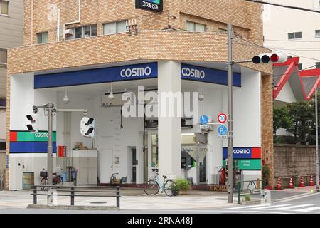 TOKYO, GIAPPONE - 16 giugno 2022: Piazzale di una stazione di servizio Cosmo a servizio completo nel quartiere Taito di Tokyo. Foto Stock