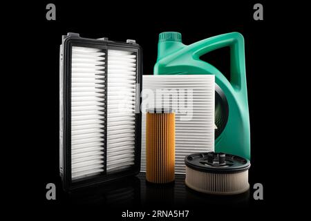 Olio motore e filtri per auto isolati su sfondo nero. L'olio per auto, l'aria, i filtri carburante e l'olio motore in plastica possono essere isolati. Ricambi di qualità per auto Foto Stock