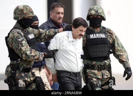 Drogenboss El Chapo Guzman a Mexiko gefasst -- CITTÀ DEL MESSICO -- foto del file scattata il 22 febbraio 2014 mostra membri della Marina messicana a guardia di Joaquin Guzman Loera (C, fronte), alias El Chapo , durante la sua presentazione ai media a città del Messico, capitale del Messico. Joaquin El Chapo Guzman è stato ricatturato mesi dopo la sua fuga in prigione, ha detto il presidente Enrique pena Nieto l'8 gennaio 2016. (fnc) MESSICO-CITTÀ DEL MESSICO-GUZMAN LOERA-RETRICTURE DavidxdexlaxPaz PUBLICATIONxNOTxINxCHN Foto Stock