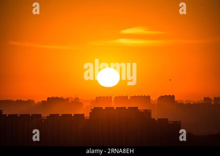 (160113) -- PECHINO, 13 gennaio 2016 --foto scattata il 13 gennaio 2016 mostra l'alba a Pechino, capitale della Cina. ) (Zwx) CHINA-BEIJING-SUNRISE(CN) LixJianbo PUBLICATIONxNOTxINxCHN 160113 Pechino 13 gennaio 2016 foto scattate IL 13 gennaio 2016 mostra l'alba a Pechino capitale della Cina zwx China Beijing Sunrise CN LixJianbo PUBLICATIONxNOTxINxCHN Foto Stock