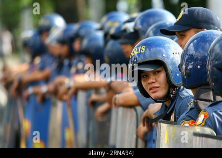 Protesta contro US-Botschaft a Manila (160114) -- MANILA, 14 gennaio 2016 -- i poliziotti tengono i loro manganelli e i loro sheilds mentre bloccano gli attivisti durante una manifestazione di protesta davanti all'ambasciata degli Stati Uniti a Manila, nelle Filippine, 14 gennaio 2016. Gli attivisti chiedono la fine dell'accordo di cooperazione rafforzata per la difesa (EDCA) dopo che la Corte Suprema delle Filippine ha deciso che l'accordo di cooperazione per la difesa delle Filippine con gli Stati Uniti è costituzionale e non ha bisogno del consenso del Senato. (Zjy) FILIPPINE-MANILA-ANTI-EDCA-PROTESTA RouellexUmali PUBLICATIONxNOTxINxCHN protesta befo Foto Stock