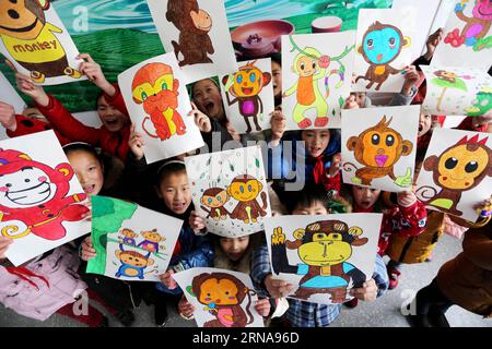 (160114) -- LIANYUNGANG, 14 gennaio 2016 -- gli alunni nati nell'anno della scimmia mostrano i loro disegni di scimmia mentre il capodanno cinese si avvicina, nella scuola elementare Taolin della contea di Donghai, nella provincia di Jiangsu della Cina orientale, 14 gennaio 2016. Più di 500 studenti delle scuole elementari prendono parte ai disegni della scimmia mentre il capodanno lunare cinese della scimmia cadrà l'8 febbraio di quest'anno. ) (dhf) CHINA-JIANGSU-LIANYUNGANG-DRAWINGS OF MONKEY (CN) ZhangxKaihu PUBLICATIONxNOTxINxCHN 160114 Lianyungang Jan 14 2016 allievi nati nell'anno della scimmia espongono i loro disegni di scimmia come disegni del capodanno cinese Foto Stock