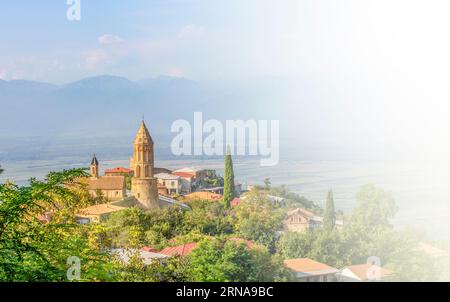 La splendida vista di Sighnaghi con luce solare soffusa, nella regione di Kakheti in Georgia Foto Stock