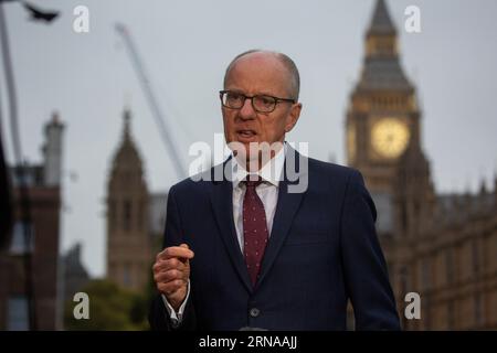 Londra, Regno Unito. 1 settembre 2023. Il Ministro di Stato per le scuole Nick Gibb è visto a Westminster mentre appare in TV breakfast show rispondendo a domande sulla decisione di chiudere alcune scuole per preoccupazioni concrete non sicure. Credito: Tayfun salci / Alamy Live News Foto Stock