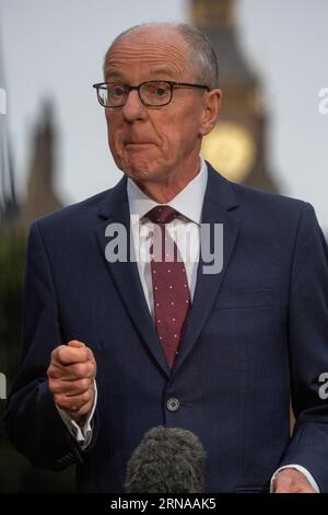 Londra, Regno Unito. 1 settembre 2023. Il Ministro di Stato per le scuole Nick Gibb è visto a Westminster mentre appare in TV breakfast show rispondendo a domande sulla decisione di chiudere alcune scuole per preoccupazioni concrete non sicure. Credito: Tayfun salci / Alamy Live News Foto Stock