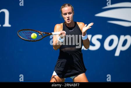 Anna Karolina Schmiedlova della Slovacchia in azione durante il secondo turno degli US Open Tennis Championships 2023, torneo di tennis del grande Slam il 30 agosto 2023 all'USTA National Tennis Center di New York, Stati Uniti Foto Stock