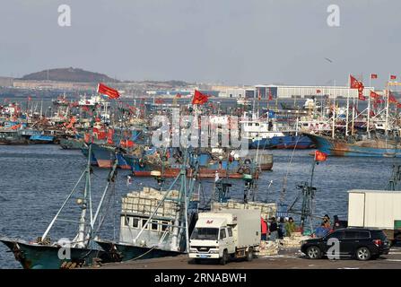 (160119) -- RONGCHENG, 19 gennaio 2016 -- i pescatori scaricano merci da un peschereccio nel porto di Shidao a Rongcheng, provincia dello Shandong della Cina orientale, 19 gennaio 2016. La temperatura più bassa è scesa a meno 13 gradi Celsius il martedì. ) (wyo) CHINA-SHANDONG-RONGCHENG-FISHERY (CN) ZhuxZheng PUBLICATIONxNOTxINxCHN 160119 Rongcheng Jan 19 2016 i pescatori scaricano merci da un peschereccio NEL porto di Rongcheng nella provincia di Shan Dong nella Cina orientale Jan 19 2016 la temperatura più bassa è scesa a meno 13 gradi Celsius IL martedì wyo China Shan Dong Rongcheng Fishery CN ZhuxZheng PUBLINTIONGN CHN Foto Stock