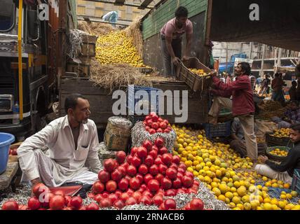 (160120) -- KOLKATA, Jan. 20, 2016 -- Indian fruit vendors unload fruits at a wholesale fruit market in Kolkata, capital of eastern Indian state West Bengal, Jan. 20, 2016. ) INDIA-KOLKATA-DAILY LIFE-FRUIT MARKET TumpaxMondal PUBLICATIONxNOTxINxCHN   160120 Kolkata Jan 20 2016 Indian Fruit Vendors unload Fruits AT a Wholesale Fruit Market in Kolkata Capital of Eastern Indian State WEST Bengal Jan 20 2016 India Kolkata Daily Life Fruit Market TumpaxMondal PUBLICATIONxNOTxINxCHN Stock Photo