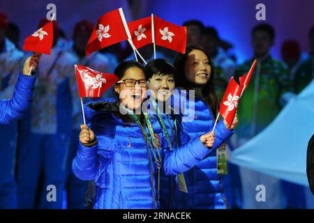 (160120) -- URUMQI, 20 gennaio 2016 -- gli atleti di Hong Kong, Cina, che partecipano per la prima volta ai Giochi invernali, entrano nello stadio durante la cerimonia di apertura dei tredicesimi Giochi nazionali invernali cinesi a Urumqi, capitale della regione autonoma di Xinjiang Uygur della Cina nord-occidentale, 20 gennaio 2016. ) (SP)CINA-XINJIANG-URUMQI-CHINESE NATIONAL WINTER GAMES-OPENING CEREMONY (CN) CHENxBIN PUBLICATIONxNOTxINxCHN 160120 Urumqi 20 gennaio 2016 atleti di Hong Kong Cina che partecipano per la prima volta ai Giochi invernali entrano nel palco durante la cerimonia di apertura del 13 ° inverno nazionale cinese Foto Stock