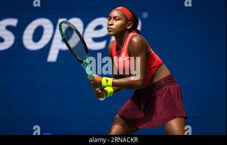 Coco Gauff degli Stati Uniti in azione durante il secondo turno degli US Open Tennis Championships 2023, torneo di tennis del grande Slam il 30 agosto 2023 presso l'USTA National Tennis Center di New York, Stati Uniti Foto Stock