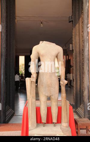 (160121) -- PHNOM PENH, Jan. 21, 2016 -- Photo taken on Jan. 21, 2016 shows the body of the Harihara statue at the National Museum in Phnom Penh, Cambodia. A 47-kilogram head of the Harihara statue, a deity that combines aspects of the Vishnu and Shiva gods, was reattached to its life-sized body and exhibited to the public at the National Museum in Phnom Penh on Thursday. France s Guimet Museum returned the head of the statue that was taken from a Cambodian temple 130 years ago to Cambodia on Tuesday.) CAMBODIA-PHNOM PENH-STATUE HEAD-REATTACHMENT ZhangxYanfang PUBLICATIONxNOTxINxCHN   160121 P Stock Photo