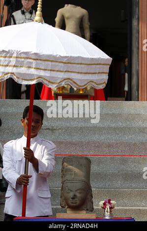 (160121) -- PHNOM PENH, 21 gennaio 2016 -- foto scattata il 21 gennaio 2016 mostra la testa saccheggiata della statua di Harihara esposta al Museo Nazionale di Phnom Penh, Cambogia. Una testa di 47 kg della statua di Harihara, una divinità che combina aspetti degli dei Vishnu e Shiva, è stata riattaccata al suo corpo a grandezza naturale ed esposta al pubblico al Museo Nazionale di Phnom Penh il giovedì. Il Museo Guimet della Francia ha restituito la testa della statua che è stata presa da un tempio cambogiano 130 anni fa in Cambogia il martedì. CAMBOGIA-PHNOM PENH-STATUA TESTA-REATTACCAMENTO SOVANNARA PUBLICATIONXNOTXINX Foto Stock