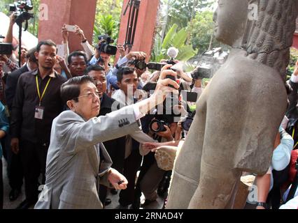 (160121) -- PHNOM PENH, Jan. 21, 2016 -- Cambodian Deputy Prime Minister and Cabinet Minister Sok An (L, front) sprays perfume on a reattached Hindu god statue at the National Museum in Phnom Penh, Cambodia, Jan. 21, 2016. A 47-kilogram head of the Harihara statue, a deity that combines aspects of the Vishnu and Shiva gods, was reattached to its life-sized body and exhibited to the public at the National Museum in Phnom Penh on Thursday. France s Guimet Museum returned the head of the statue that was taken from a Cambodian temple 130 years ago to Cambodia on Tuesday. ) CAMBODIA-PHNOM PENH-STAT Stock Photo