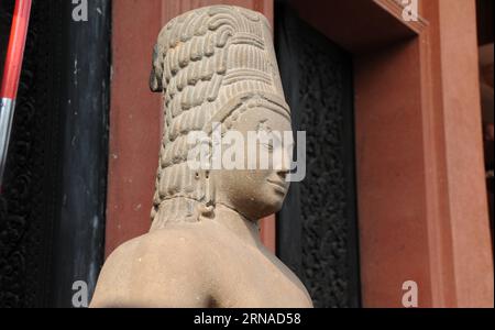 (160121) -- PHNOM PENH, Jan. 21, 2016 -- Photo taken on Jan. 21, 2016 shows the reattached Harihara statue at the National Museum in Phnom Penh, Cambodia. A 47-kilogram head of the Harihara statue, a deity that combines aspects of the Vishnu and Shiva gods, was reattached to its life-sized body and exhibited to the public at the National Museum in Phnom Penh on Thursday. France s Guimet Museum returned the head of the statue that was taken from a Cambodian temple 130 years ago to Cambodia on Tuesday.) CAMBODIA-PHNOM PENH-STATUE HEAD-REATTACHMENT ZhangxYanfang PUBLICATIONxNOTxINxCHN   160121 Ph Stock Photo