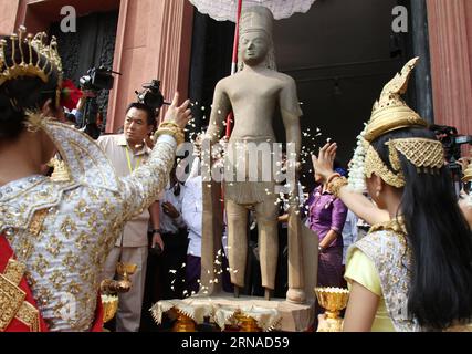 (160121) -- PHNOM PENH, Jan. 21, 2016 -- The looted head of the Harihara statue is reattached to its body at the National Museum in Phnom Penh, Cambodia, Jan. 21, 2016. A 47-kilogram head of the Harihara statue, a deity that combines aspects of the Vishnu and Shiva gods, was reattached to its life-sized body and exhibited to the public at the National Museum in Phnom Penh on Thursday. France s Guimet Museum returned the head of the statue that was taken from a Cambodian temple 130 years ago to Cambodia on Tuesday. ) CAMBODIA-PHNOM PENH-STATUE HEAD-REATTACHMENT Sovannara PUBLICATIONxNOTxINxCHN Stock Photo