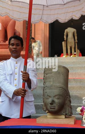 Bilder des Tages (160121) - PHNOM PENH, 21 gennaio 2016 -- foto scattata il 21 gennaio 2016 mostra la testa saccheggiata della statua di Harihara esposta al Museo Nazionale di Phnom Penh, Cambogia. Una testa di 47 kg della statua di Harihara, una divinità che combina aspetti degli dei Vishnu e Shiva, è stata riattaccata al suo corpo a grandezza naturale ed esposta al pubblico al Museo Nazionale di Phnom Penh il giovedì. Il Museo Guimet della Francia ha restituito la testa della statua che è stata presa da un tempio cambogiano 130 anni fa in Cambogia il martedì.) CAMBODIA-PHNOM PENH-STATUA TESTA-RIATTACCAMENTO ZHANGXYANFANG Foto Stock