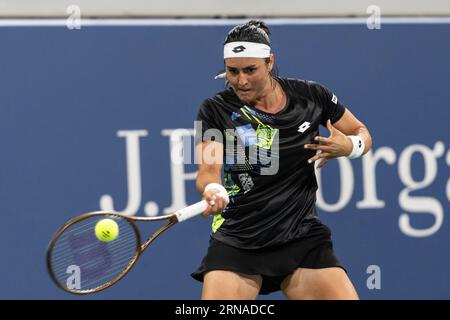 L'ons Jabeur della Tunisia ritorna al secondo turno contro Linda Noskova della Cechia agli US Open Championships al Billie Jean King Tennis Center di New York il 31 agosto 2023 Foto Stock