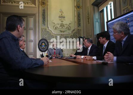 (160122) -- CARACAS, 21 gennaio 2016 -- il vicepresidente venezuelano Aristobulo Isturiz (C) tiene un incontro con il gabinetto economico al Palazzo Miraflores a Caracas 21 gennaio 2016. I ministri venezuelani dei settori economici hanno deciso giovedì di non presentarsi dinanzi all'Assemblea nazionale dove ci si aspettava che spiegassero l'importanza del Decreto di emergenza economica. Il vicepresidente venezuelano Aristobulo Isturiz ha affermato che il rifiuto dei membri del gabinetto è stato motivato dall'insistenza del blocco di opposizione per discutere questioni che implicano una rigida informazione dello Stato. Stampa presidenziale/AV Foto Stock