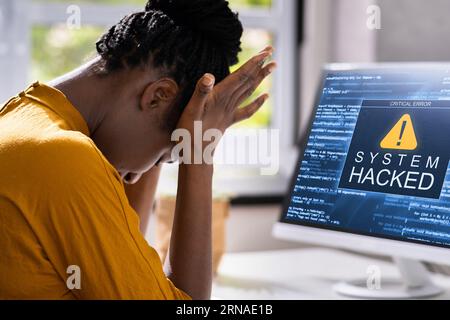 Sistema informatico hacked. Schermata del software antivirus sul monitor Foto Stock