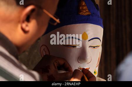 (160122) -- KATHMANDU, 22 gennaio 2016 -- un artista dà il tocco finale ad un idolo di Seto Machhendranath per i rituali annuali eseguiti il giorno della luna piena a Kathmandu, Nepal, 22 gennaio 2016. Seto Machhendranath è adorato sia dagli indù che dai buddisti in Nepal. ) NEPAL-KATHMANDU-SETO MACHHENDRANATH-FULL MOON RITUALS SunilxSharma PUBLICATIONxNOTxINxCHN 160122 Kathmandu 22 gennaio 2016 a Artist dà il tocco finale a Idol di Seto Machhendranath per il rituale annuale eseguito NELLA giornata della Luna piena a Kathmandu Nepal 22 gennaio 2016 Seto Machhendranath È adorato sia dagli indù che dai Buddha Foto Stock