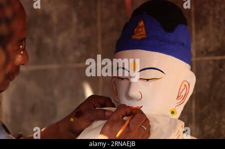 (160122) -- KATHMANDU, 22 gennaio 2016 -- un artista dà il tocco finale ad un idolo di Seto Machhendranath per i rituali annuali eseguiti il giorno della luna piena a Kathmandu, Nepal, 22 gennaio 2016. Seto Machhendranath è adorato sia dagli indù che dai buddisti in Nepal. ) NEPAL-KATHMANDU-SETO MACHHENDRANATH-FULL MOON RITUALS SunilxSharma PUBLICATIONxNOTxINxCHN 160122 Kathmandu 22 gennaio 2016 a Artist dà il tocco finale a Idol di Seto Machhendranath per il rituale annuale eseguito NELLA giornata della Luna piena a Kathmandu Nepal 22 gennaio 2016 Seto Machhendranath È adorato sia dagli indù che dai Buddha Foto Stock