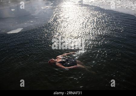 (160123) -- BEIJING, Jan. 23, 2016 -- An ice swimmer enjoys herself in the icy water of Shichahai lake in Beijing, capital of China, Jan. 23, 2016. The highest temperature in Beijing dropped to minus 10 degrees Celsius on Friday and will hit a 30-year low record of minus 17 degrees Celsius from Saturday through Sunday, the Beijing meteorological station said.) (wyo) CHINA-BEIJING-COLD WAVE (CN) ChenxJunqing PUBLICATIONxNOTxINxCHN   160123 Beijing Jan 23 2016 to ICE swimmer enjoys herself in The Icy Water of Shichahai Lake in Beijing Capital of China Jan 23 2016 The Highest temperature in Beiji Foto Stock