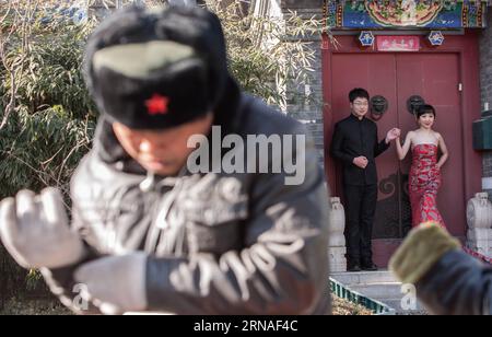 (160123) -- PECHINO, 23 gennaio 2016 -- una coppia scatta foto di nozze a Pechino, capitale della Cina, 23 gennaio 2016. La temperatura più alta a Pechino è scesa a meno 10 gradi Celsius venerdì e raggiungerà un record minimo di 30 anni di meno 17 gradi Celsius da sabato a domenica, ha detto la stazione meteorologica di Pechino. ) (wyo) CINA-PECHINO-ONDA FREDDA (CN) ChenxJunqing PUBLICATIONxNOTxINxCHN 160123 Pechino 23 gennaio 2016 una COPPIA scatta foto di matrimonio nel freddo a Pechino capitale della Cina 23 gennaio 2016 la temperatura più alta a Pechino è scesa a meno 10 gradi Celsius IL venerdì e il wi Foto Stock
