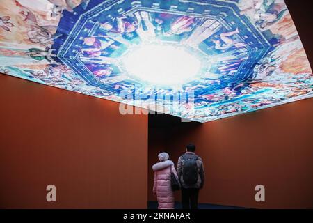 (160123) -- PECHINO, 23 gennaio 2016 -- i visitatori visitano la zona interattiva della mostra d'arte Drifting Civilization a Pechino, capitale della Cina, il 23 gennaio 2016. La prima della World Art Cloud Atlas Series, denominata Drifting Civilization, si è tenuta nel China Mellennium Monument sabato. ) (msq) CHINA-BEIJING-ART EXHIBITION-CLOUD ATLAS (CN) LixFangyu PUBLICATIONxNOTxINxCHN 160123 Pechino 23 gennaio 2016 i visitatori visitano la mostra interattiva della zona di drifting Civilization Art Exhibition a Pechino capitale della Cina IL 23 gennaio 2016 la prima della World Art Cloud Atlas Series denominata Drifting Civilization wh Foto Stock