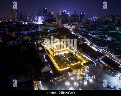 Photo taken on Jan. 23, 2016 shows the night view of Fuzimiao, or the Confucius Temple, in Nanjing, capital of east China s Jiangsu Province. )(wjq) CHINA-JIANGSU-NANJING-SCENERY (CN) LixXiang PUBLICATIONxNOTxINxCHN   Photo Taken ON Jan 23 2016 Shows The Night View of Fuzimiao or The Confucius Temple in Nanjing Capital of East China S Jiangsu Province wjq China Jiangsu Nanjing scenery CN LixXiang PUBLICATIONxNOTxINxCHN Foto Stock