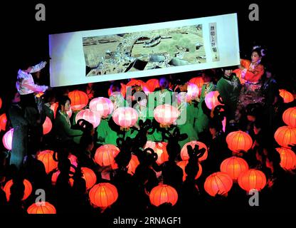 (160125) -- PECHINO, 25 gennaio 2016 -- Dancers Holding lanterns mette in scena uno spettacolo a Kaifeng, nella provincia di Henan, nella Cina centrale, 5 aprile 2010. Le lanterne in Cina hanno una lunga storia e sono diventate sinonimo di cultura cinese. Ancora oggi, sono ancora fatti e apprezzati dai cinesi in tutto il mondo. Sono stati usati come mezzo di espressione artistica, in termini di funzionalità, design e decorazione. Le strade cinesi di entrambe le città sono decorate con lanterne rosse durante i festival, in particolare Capodanno lunare cinese, Festival di metà autunno e Festival delle Lanterne. ) (ZKR) CINA-LANTERNA-CULTUR Foto Stock