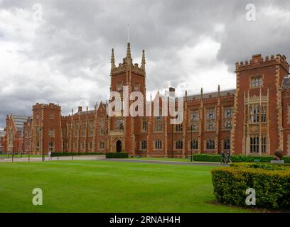 Belfast County Down Irlanda del Nord, 24 agosto 2023 - Queens University edificio principale con guglie centrali Foto Stock