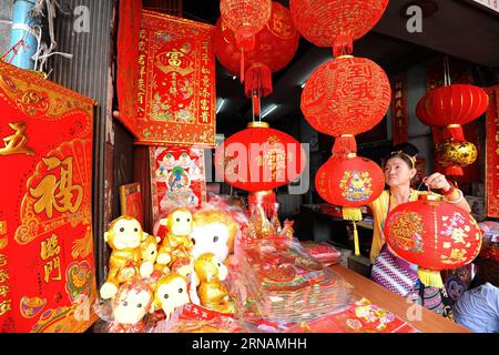 (160201) -- BANGKOK, Feb. 1, 2016 -- A vendor prepares New Year decorations at China Town in Bangkok, Thailand, Feb. 1, 2016. The Chinese lunar calendar assigns an animal symbol to each year in a 12-year cycle. According to the zodiac, 2016 is the Year of the Monkey starting from Feb. 8. )(dh) THAILAND-BANGKOK-CHINA TOWN-NEW YEAR DECORATIONS RachenxSageamsak PUBLICATIONxNOTxINxCHN   Bangkok Feb 1 2016 a Vendor Prepares New Year decorations AT China Town in Bangkok Thai country Feb 1 2016 The Chinese Lunar Calendar assigns to Animal symbol to each Year in a 12 Year Cycle According to The Zodiac Foto Stock