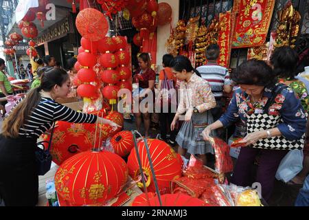 (160201) -- BANGKOK, 1 febbraio 2016 -- i thailandesi acquistano decorazioni per Capodanno a China Town a Bangkok, Thailandia, 1 febbraio 2016. Il calendario lunare cinese assegna un simbolo animale a ogni anno in un ciclo di 12 anni. Secondo lo zodiaco, il 2016 è l'anno della scimmia a partire dall'8 febbraio. )(dh) TAILANDIA-BANGKOK-CHINA TOWN-CAPODANNO DECORAZIONI RachenxSageamsak PUBLICATIONxNOTxINxCHN Bangkok 1 febbraio 2016 celebrità thailandesi Acquista decorazioni di Capodanno A Bangkok Paese thailandese 1 febbraio 2016 il calendario lunare cinese assegna al simbolo animale ogni anno in un ciclo di 12 anni secondo lo Zodia Foto Stock